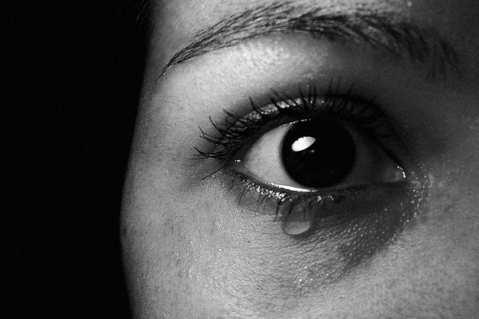 Заплаканная вид. Плачущие глаза. Глаз со слезой. Глаз черно белый. Плачущий глаз девушки.